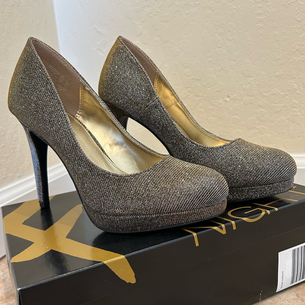 ✨HP✨ Fabulous Silver/Gold Shimmer Heels - Size 7 - Picture 2 of 11